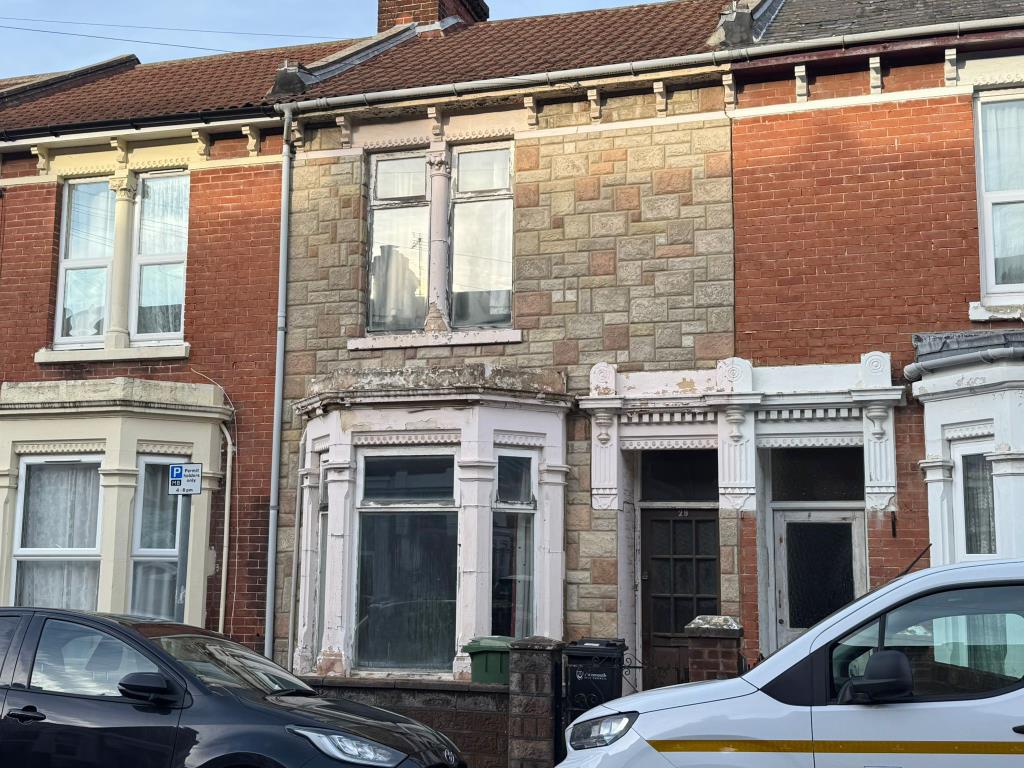 Lot: 147 - THREE-BEDROOM HOUSE IN NEED OF IMPROVEMENT - Mid terrace house with bay and forecourt